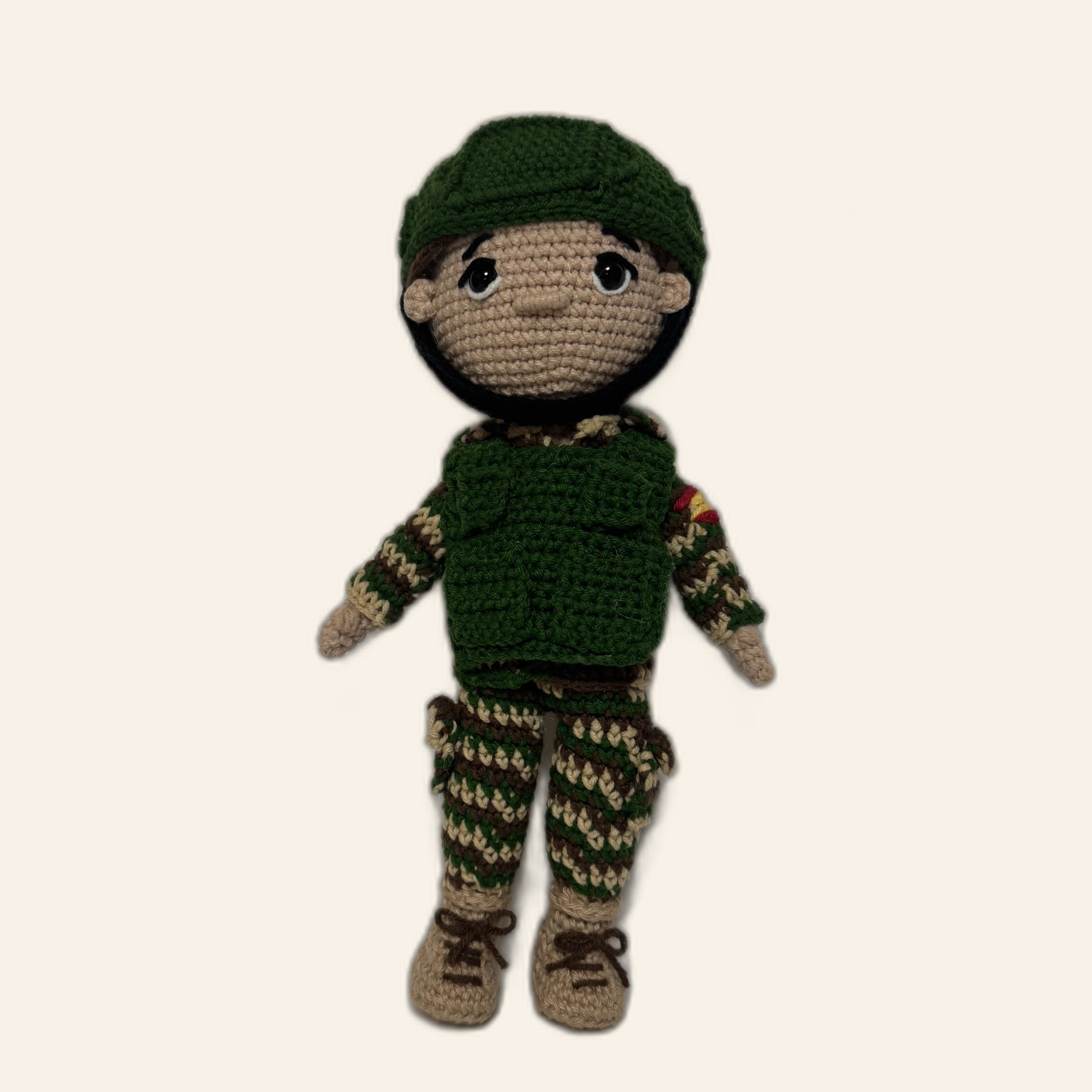 Muñeco militar amigurumi personalizado con uniforme reglamentario